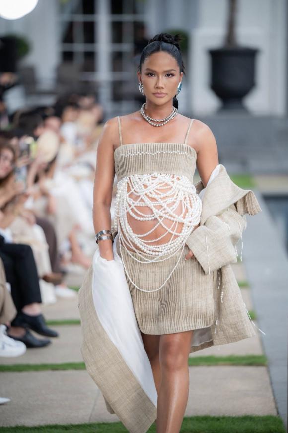 can-ngay-lam-bon-hhen-nie-gay-lo-lang-khi-van-catwalk-tren-giay-cao-got-ngoisaovn-w1362-h2048-0904.jpg