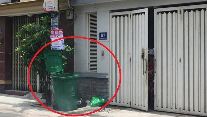 Thùng rác đặt trước cửa chặn cửa tài lộc