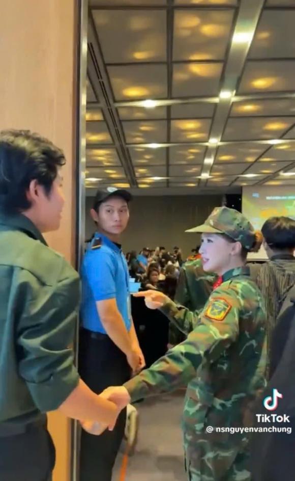 Hòa Minzy gây sốt với khoảnh khắc 
