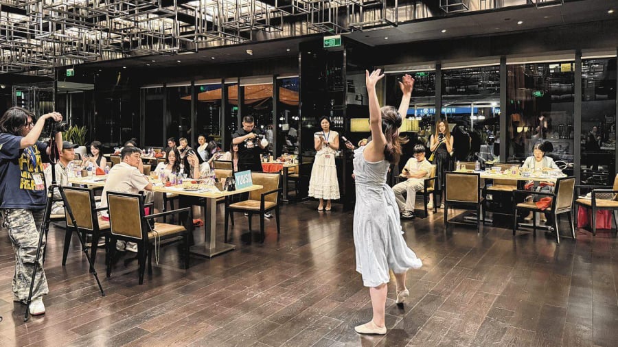 Người tham gia buổi mai mối thể hiện tài năng của mình. (Ảnh: Michelle Ng).