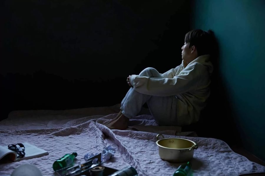 Tại nhiều quốc gia châu Á, ngày càng nhiều người trẻ chọn sống thu mình, hạn chế tương tác và rút khỏi guồng quay học tập, việc làm. (Ảnh minh họa)