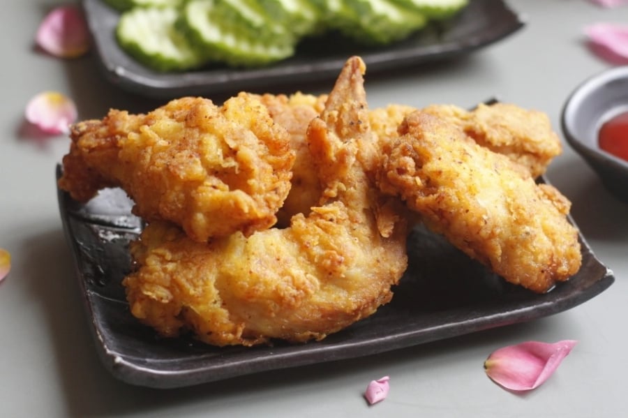 Ăn quá nhiều thịt gà chiên rán có thể làm tăng cholesterol và nguy cơ mắc bệnh tim mạch.