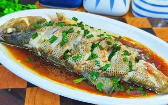 Các loại cá, đặc biệt là cá béo, là nguồn cung cấp axit béo omega-3 dồi dào.