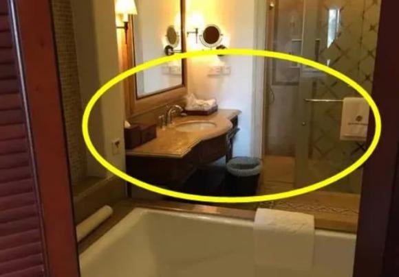 Dù mang lại vẻ đẹp hiện đại và sang trọng, việc sử dụng quá nhiều đồ nội thất màu đen lại có thể gây mất cân bằng âm dương trong không gian sống.