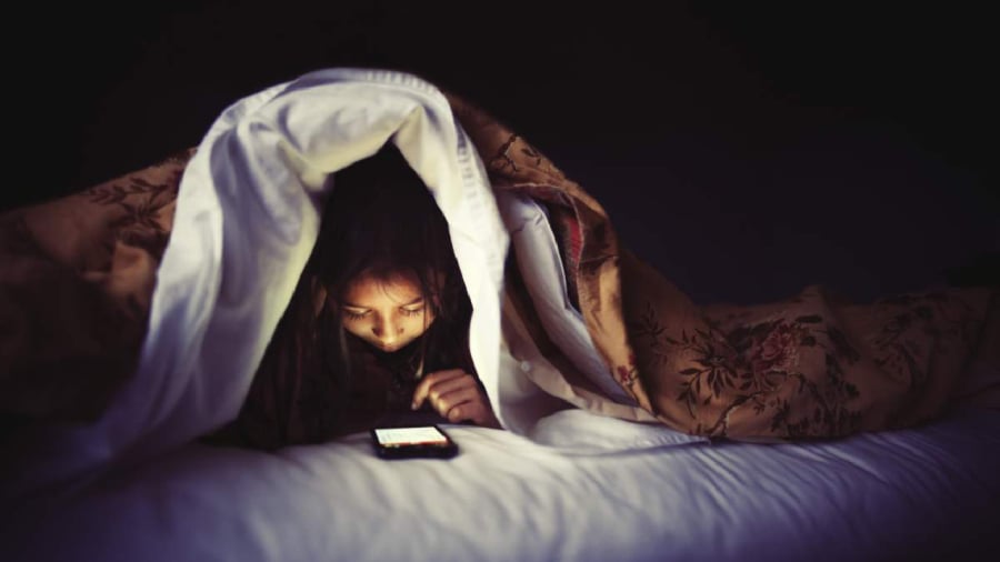 Dùng điện thoại trước khi ngủ có thể gây ra nhiều tác hại đối với sức khỏe.