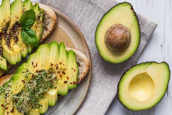 Quả bơ được xem như vị cứu tinh của làn da khô bởi loại quả này giàu chất béo tốt và vitamin E