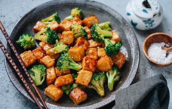 Súp lơ xanh không chỉ lọt vào danh sách những loại rau ít tồn dư thuốc trừ sâu, mà còn được giới chuyên gia đánh giá là một trong những thực phẩm tốt nhất nên có trong chế độ ăn hàng ngày.    