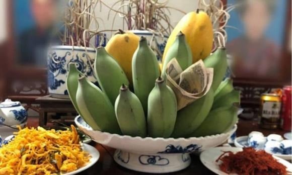 Chuối cau thường được sử dụng trong mâm cúng ở miền Trung và miền Nam, với hình dáng nhỏ nhắn, tròn đều, sạch sẽ.