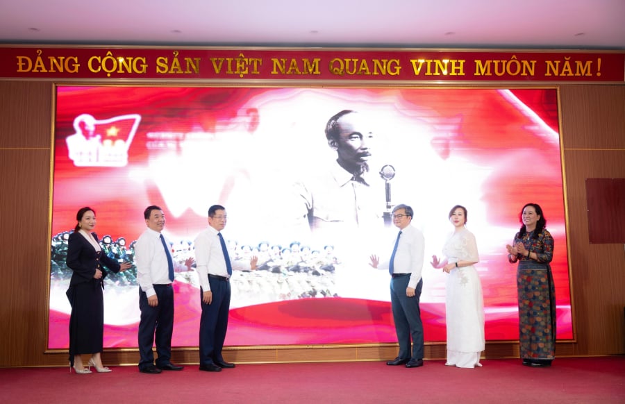 Các đại biểu thực hiện nghi thức khai trương cổng thông tin điện tử 