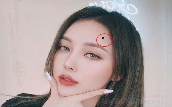 Người có nốt ruồi ở trán thường mang tính cách hiền lành, tử tế, sống công bằng và giàu lòng nhân ái.