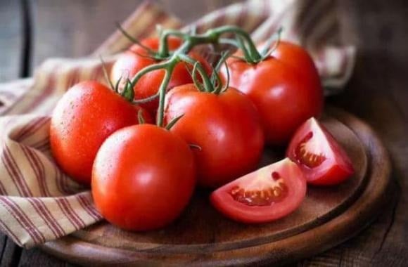Cà chua giàu chất chống oxy hóa, giúp trung hòa các gốc tự do – nguyên nhân gây căng thẳng oxy hóa, từ đó hỗ trợ ngăn ngừa ung thư, tiểu đường, bệnh tim và nhiều bệnh mãn tính khác.