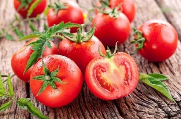 Viện Y tế Quốc gia (NIH) cho biết, cà chua có tới 94% là nước và chứa khoảng 292 mg kali trong một quả vừa.