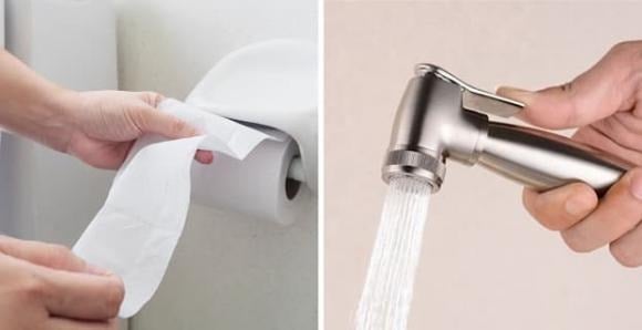 Do đó, cách tốt nhất để vệ sinh sau khi đi vệ sinh chính là dùng vòi xịt, giúp làm sạch hiệu quả và nhẹ nhàng hơn.