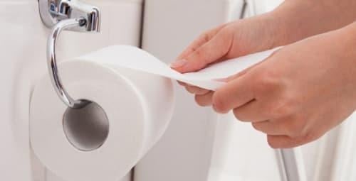 Việc sử dụng vòi xịt giúp làm sạch triệt để các vết bẩn còn sót lại ở vùng hậu môn, đặc biệt hiệu quả nhất là loại vòi phun trực tiếp gắn vào bồn cầu.
