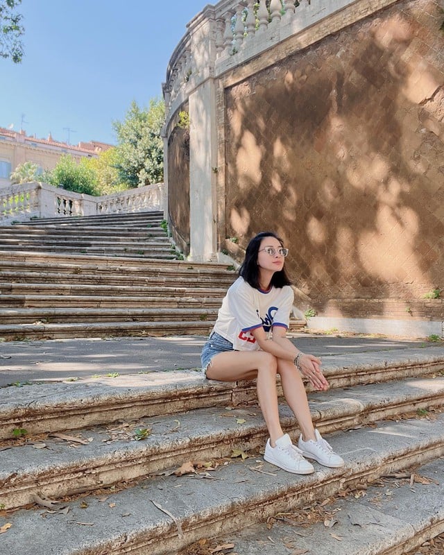 Trẻ trung, tươi tắn và năng động, set đồ này trở nên hoàn hảo hơn với sneaker trắng 