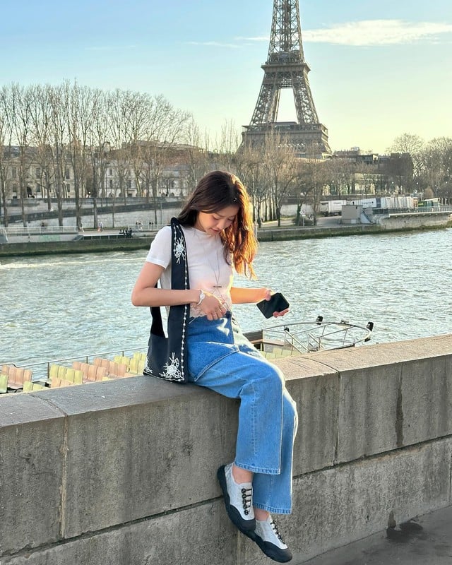 Phần viền ren tinh tế của áo giúp diện mạo trở nên mềm mại và duyên dáng hơn. 