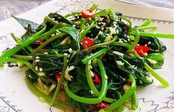 Dù khoai lang có vị ngọt, nhưng lá và rau khoai lang lại có chỉ số đường huyết thấp cùng nhiều chất xơ hòa tan, giúp làm chậm hấp thu đường vào máu, ổn định lượng đường.