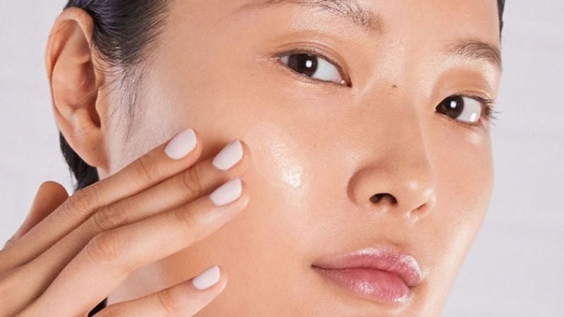 Đây lại là nơi dầu thừa và bụi bẩn dễ tích tụ, gây mụn ẩn và mụn li ti. 