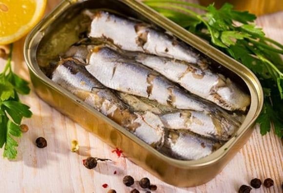 Cá mòi chứa nhiều canxi và vitamin D – hai dưỡng chất thiết yếu để xương và răng luôn chắc khỏe. 