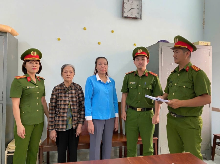 Các bị cáo gồm Giáp Thị Sông Hương (51 tuổi, chủ cơ sở) và ba bảo mẫu: Nguyễn Thị Ngọc Cẩm (47 tuổi), Diệp Ngọc Tuyền (48 tuổi) và Trang Mỹ Nhanh (72 tuổi).