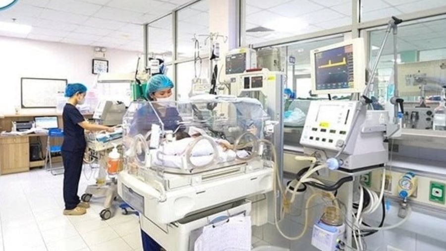 Bé trai rơi vào trạng thái nguy kịch sau chào đời bằng phương pháp sinh mổ vào giờ đẹp được gia đình chọn trước.