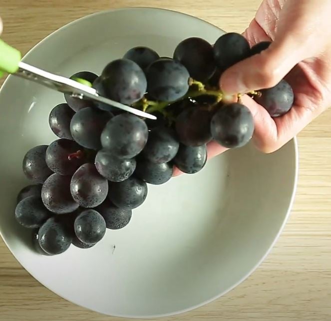 Trước khi rửa nho, bạn nên cắt rời từng quả ra khỏi chùm.