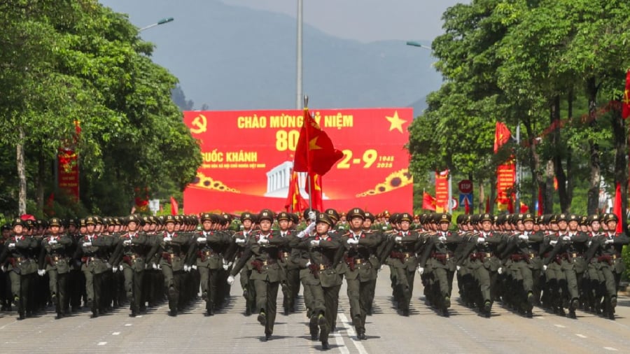 Người đân có thể sử dụng phương tiện công cộng (xe buýt) để di chuyển đến khu vực Quảng trường Ba Đình lịch sử để tham quan, chụp hình lưu niệm trước, trong và sau những ngày kỷ niệm 80 năm Quốc khánh (lưu ý một số tuyến đường bị cấm trong những ngày lễ).