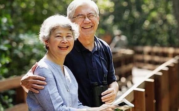 Điện thoại thông minh mang lại tiện ích, nhưng nếu lạm dụng để lướt mạng, xem video hay mua sắm cả ngày, không chỉ hại mắt mà còn khiến tinh thần mệt mỏi. 
