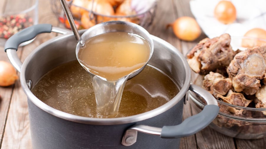 Việc mở vung hay đậy vung nồi khi hầm xương cần dựa theo nhiều yếu tố khác nhau như yêu cầu về hương vị, độ trong của nước dùng.