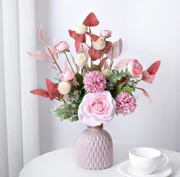 Hoa giả có ưu điểm bền lâu và nhiều mẫu mã, nhưng thực chất lại thiếu đi sức sống và năng lượng tự nhiên của hoa tươi. 