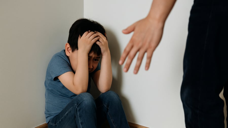Đòn roi có thể để lại nỗi ám ảnh tâm lý nặng nề cho trẻ.