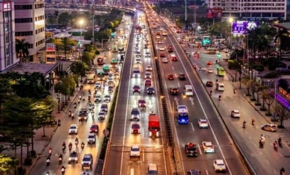 Khung giờ từ 18h hôm trước đến 6h hôm sau là thời gian lái xe bắt buộc phải bật đèn chiếu sáng phía trước.