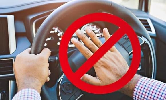 Trong khung giờ này, người lái xe không được sử dụng còi trong khu đông dân cư và khu vực cơ sở khám chữa bệnh, trừ các xe ưu tiên.