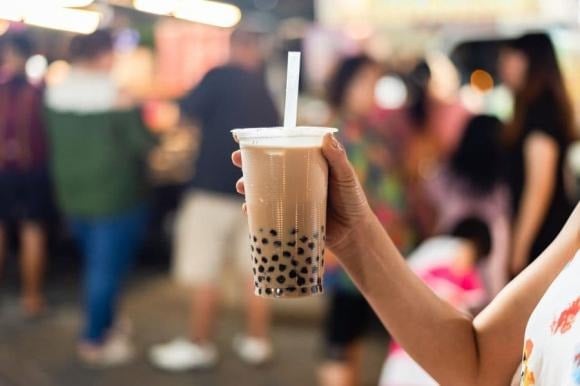 Đừng lo lắng quá nếu trót uống trà sữa, bởi chỉ cần đi bộ, chạy nhẹ hoặc tập thể thao, bạn đã có thể “đốt cháy” bớt năng lượng dư thừa.