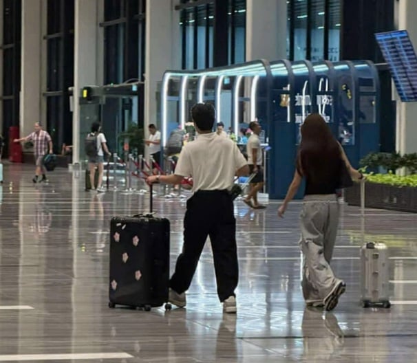 Tăng Duy Tân - Bích Phương sánh đôi cùng nhau ở sân bay?