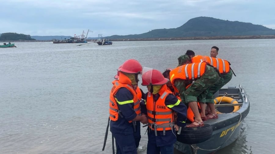 Giông lốc làm lật bè chở 17 người dân ra vùng nuôi ngao làm việc