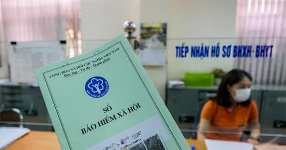 Trong suốt thời gian hưởng lương hưu, người tham gia sẽ được cấp thẻ BHYT miễn phí, giúp giảm hoặc miễn phí chi phí khám chữa bệnh tại các cơ sở y tế công lập.