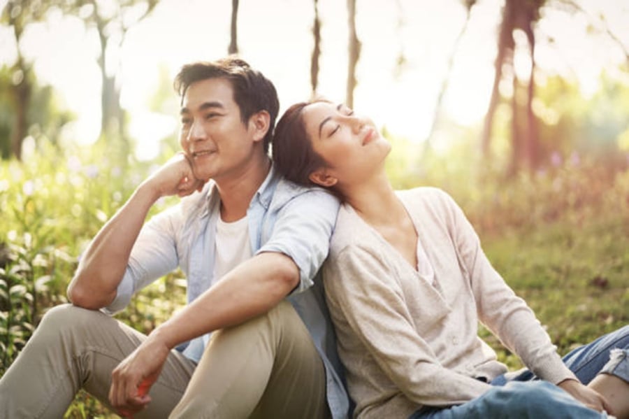 Nếu bạn thật sự yêu con người của anh ấy thì hãy tiến đến còn không thì thôi, đừng làm cả hai tổn thương. (Ảnh minh họa)