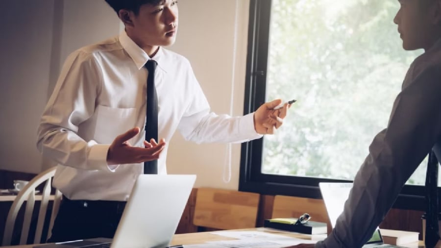 Đàn ông EQ thấp thường muốn giành phần thắng trong các cuộc tranh cãi.