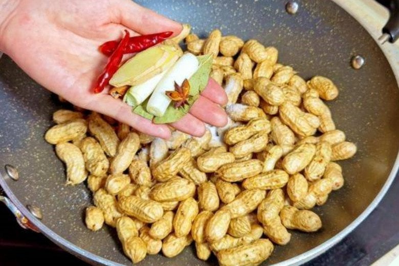 Luộc lạc đừng cho muối, thêm thứ này vào lạc mềm ngọt gấp 3 lần