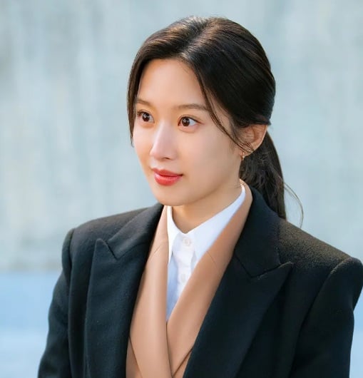 Xuất hiện trong Law and the City, Moon Ga Young gây ấn tượng mạnh nhờ mái tóc buộc thấp