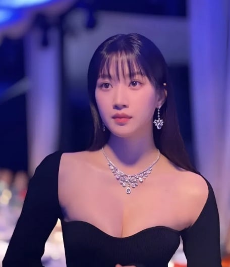 Moon Ga Young chọn kiểu tóc dài thẳng mượt nhưng được làm mềm bằng phần mái thưa buông nhẹ
