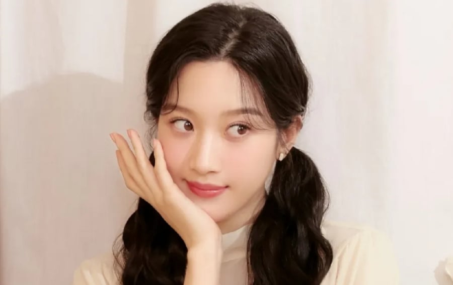 Kiểu tóc này khiến Moon Ga Young mang dáng dấp như một nữ sinh ngây thơ bước ra từ truyện tranh.