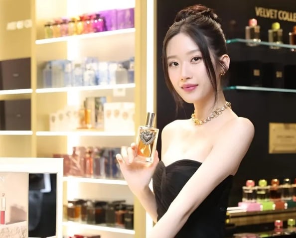 Trên thảm đỏ, Moon Ga Young thường ưu ái kiểu búi cao gọn gàng. 