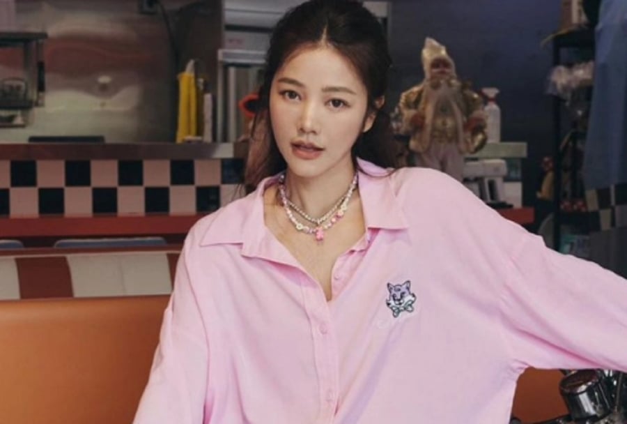 Trong quy trình dưỡng da, cô đặc biệt chú trọng bước tẩy trang.
