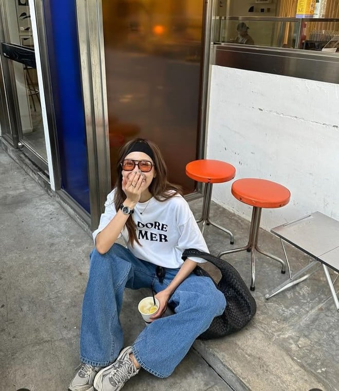 Dù phối cùng biker short, quần jeans hay chân váy tennis, áo phông oversized đều mang lại hiệu ứng thời trang tự nhiên