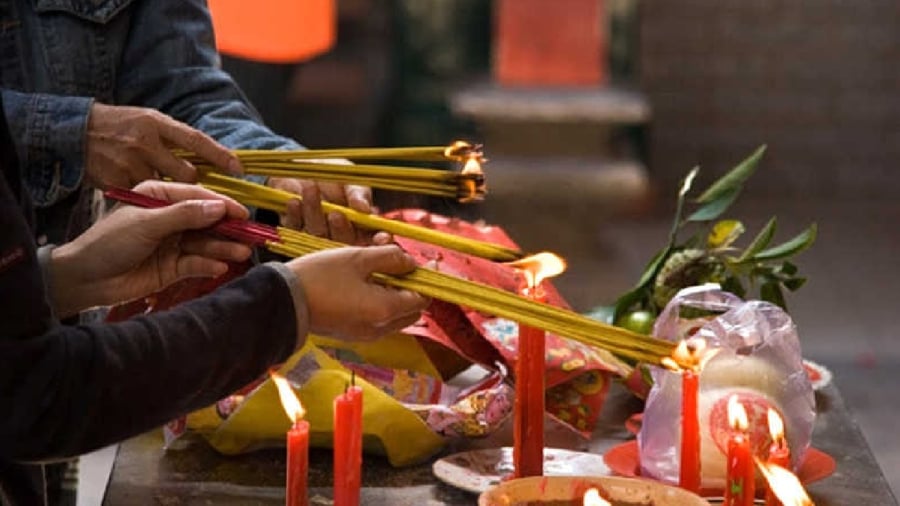 Vào tháng 7 âm lịch, mọi người có thể dâng hương lên thần linh, tổ tiên để cầu may mắn, bình an.
