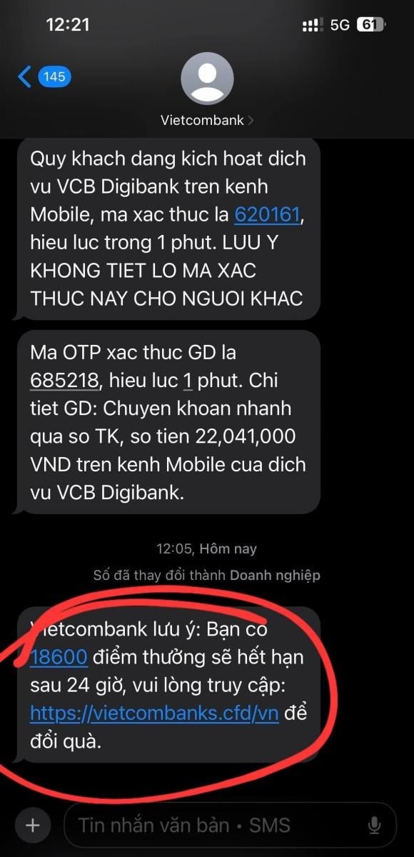 Cụ thể, kẻ gian gửi SMS giả danh Vietcombank với nội dung khuyến khích đổi điểm thưởng lấy quà.