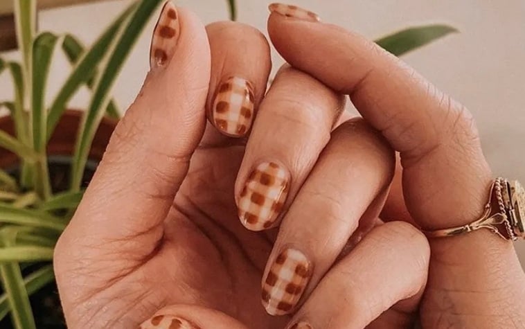 Ngoài nâu đất truyền thống, bạn có thể thử phối xanh lá đậm hoặc đỏ – xanh dương để tạo sự mới lạ.