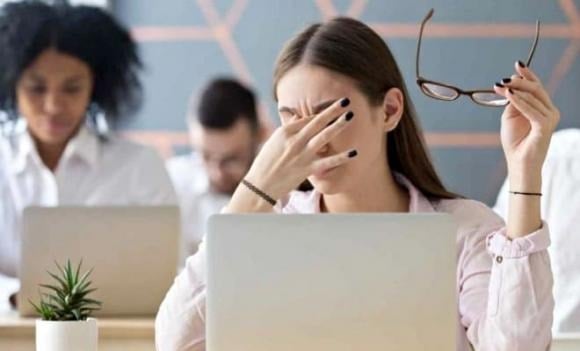 Thị lực mờ, nhìn đôi hoặc mất một phần tầm nhìn không chỉ là dấu hiệu của các bệnh về mắt mà còn có thể cảnh báo u não hoặc ung thư mắt.    